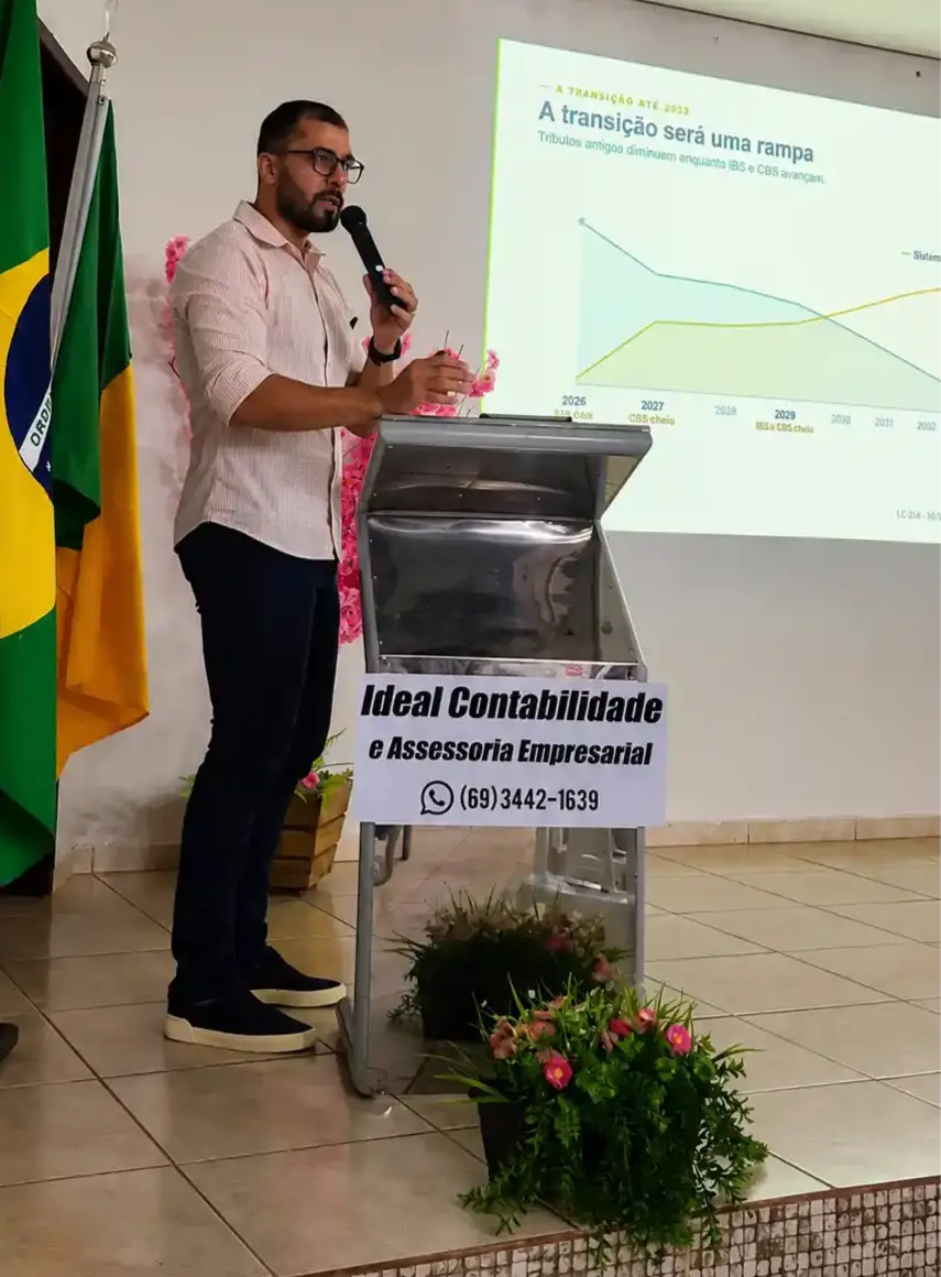 Palestrante apresentando o cronograma de transição da Reforma Tributária até 2033